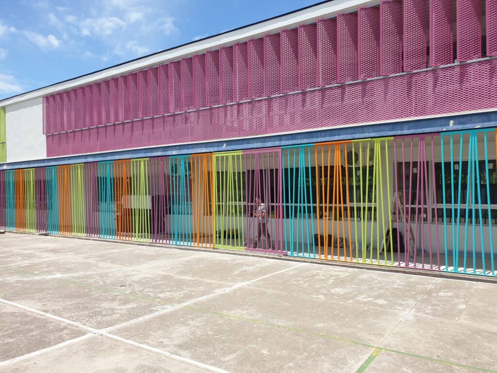 Trabajo de carpintería metálica, de varios colores realizado por Grupo Feran