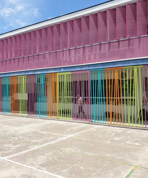 Trabajo de carpintería metálica, de varios colores realizado por Grupo Feran
