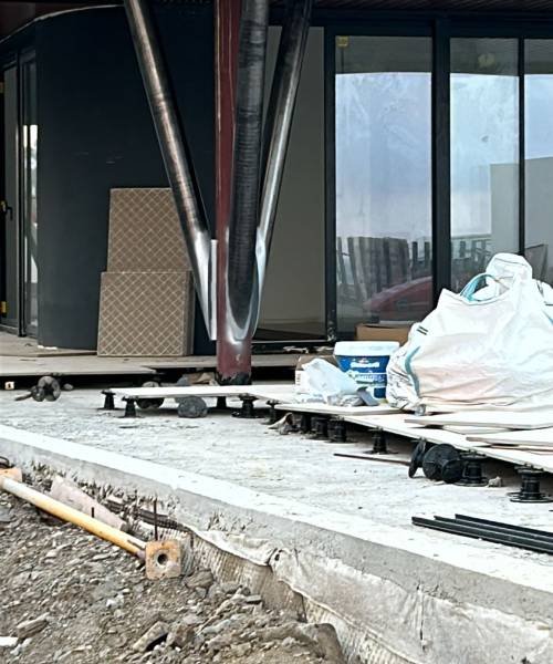 Fotografía del proceso de trabajo de carpintería metálica realizado por Grupo Feran