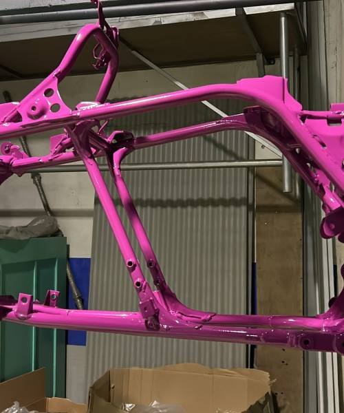 Trabajo de lacado al horno de color rosa realizado por Grupo Feran